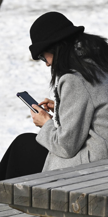 девушка с телефоном в руках