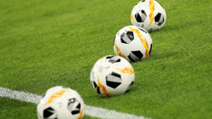 Футбольные мячи на поле