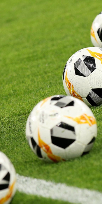 Футбольные мячи на поле