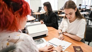 Абитуриентка в приемной комиссии 