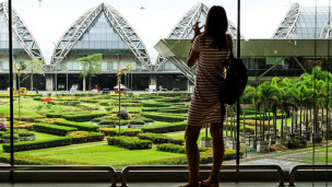 девушка в аэропорту бангкока