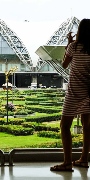 девушка в аэропорту бангкока