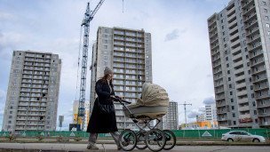  Женщина у строящихся жилых домов