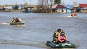 Местные жители во время эвакуации из зоны подтопления