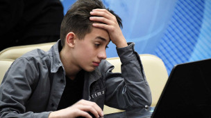 Подросток с ноутбуком