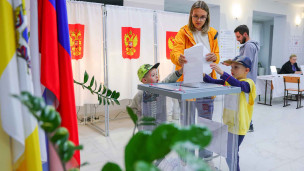 Люди во время голосования