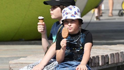 Дети едят мороженое 