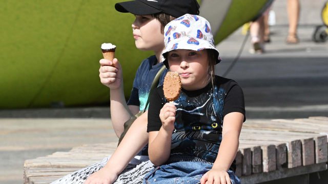 Дети едят мороженое 