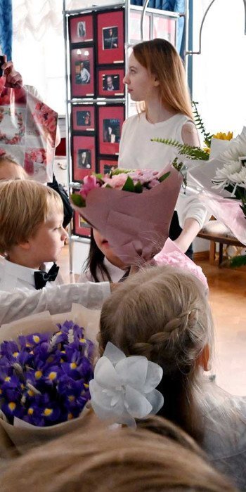 Ученики в средней школе в День знаний