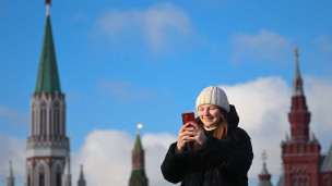 Девушка с телефоном на Красной площади