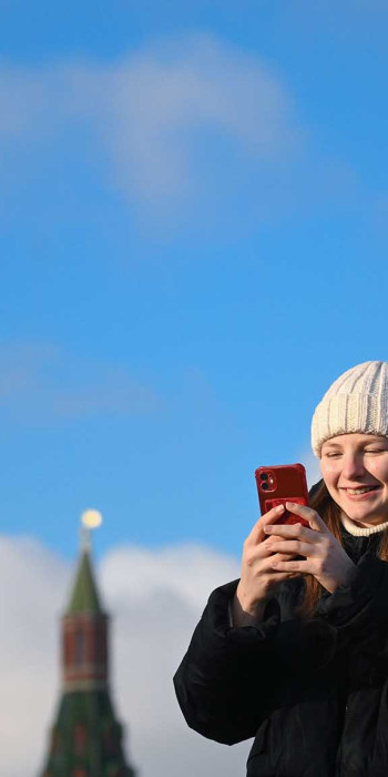 Девушка с телефоном на Красной площади