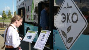 Девушка читает информацию о электроавтобусах
