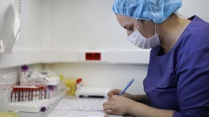 Медицинская сестра с анализами 