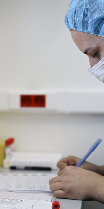 Медицинская сестра с анализами 