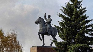 Памятник Ворошилову в Луганске