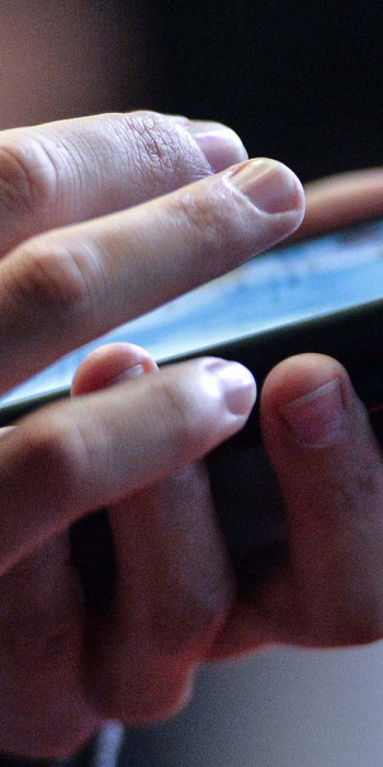 Телефон в руках мужчины