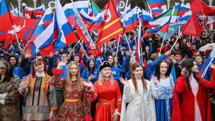 Люди в национальных костюмах