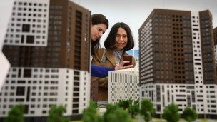 Посетители смотрят на макет