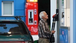 Мужчина на автозаправке