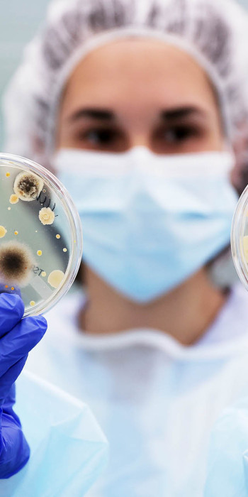 Сотрудница микробиологической лаборатории