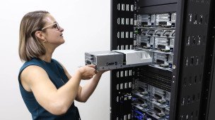 Сотрудница ИТ компании работает с сервером