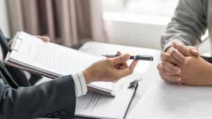 Нотариус отдает документы на подпись 
