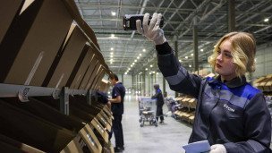 Сотрудница OZON в логистическом центре
