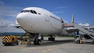 Самолет на взлетно-посадочной полосе готовится ко взлету