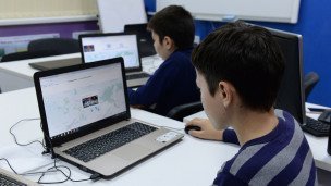 В классе за компьютерами во время урока