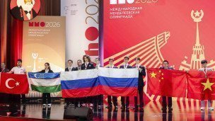 участники олимпиады на сцене с флагами