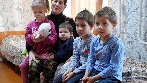Мать с четырьмя детьми 