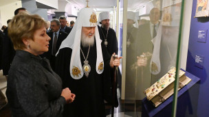 Патриарх Московский и всея Руси Кирилл осматривает экспозицию