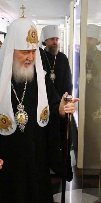 Патриарх Московский и всея Руси Кирилл осматривает экспозицию
