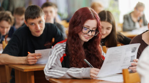 Школьники пишут диктант 