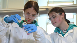 Школьники в лаборатории