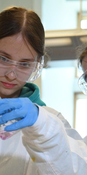 Школьники в лаборатории