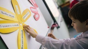 Мальчик на занятиях в учебном заведении