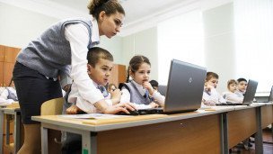 Учитель и ученики в компьютерной классе
