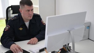 Сотрудник полиции во время работы 