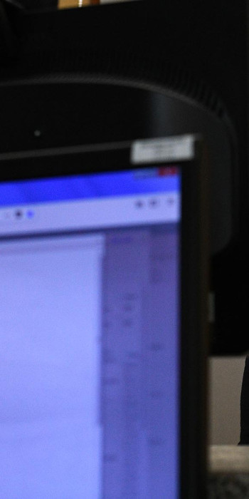 Девушка фотографируется для получения водительского удостоверения