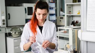 Сотрудница во время работы в лаборатории