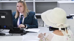 Сотрудница налоговой службы во время приема граждан 