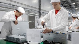Сотрудники на линии сборки продукции