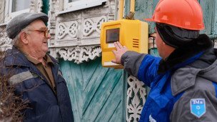 Сотрудник и житель поселка у газового счетчика после запуска межпоселкового газопровода