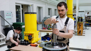 В цехе машиностроительного предприятия 