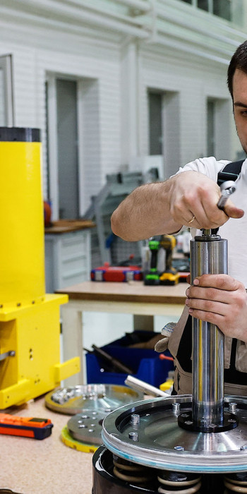 В цехе машиностроительного предприятия 