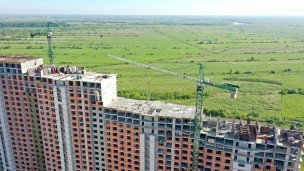 Вид на строительную площадку жилищного комплекса 