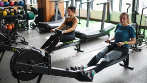 Девушки занимаются на тренажерах в фитнес-клубе 