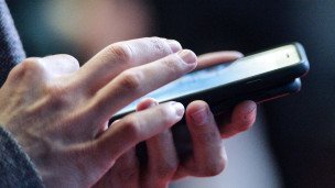 mobilnyj-telefon-v-rukah