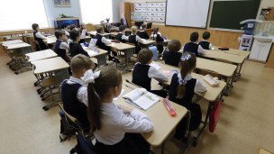 Дети во время урока в гимназии 